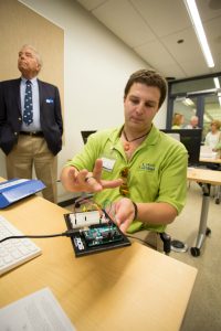 The Exploration HUB is equipped with two 3D printers and an electronic cutting machine. 